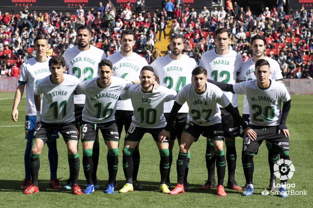 Los jugadores del Elche lucieron las camisetas de la sección femenina Los jugadores del Elche lucieron las camisetas de la sección femenina