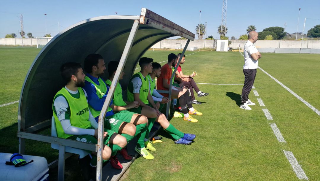 Diego Galiano muy pendiente del partido en la banquillo del Guada en Huelva Diego Galiano muy pendiente del partido en la banquillo del Guada en Huelva