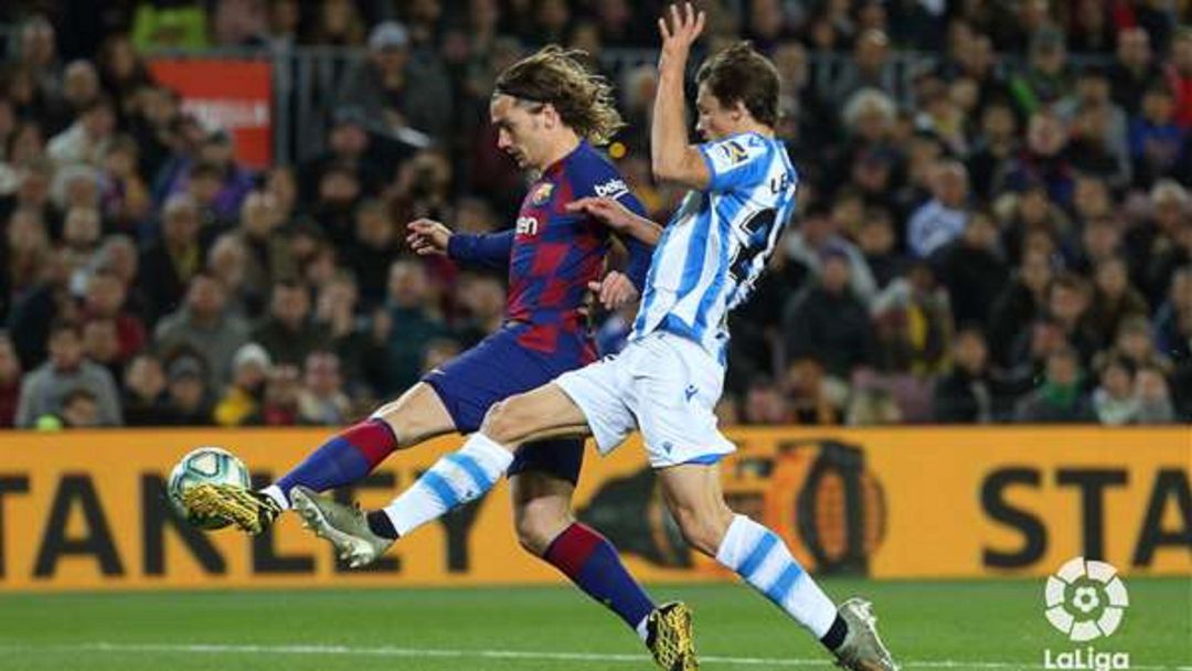 Griezmann disputa un balón al jugador de la Real, Le Normand en el partido disputado en el Camp Nou Griezmann disputa un balón al jugador de la Real, Le Normand en el partido disputado en el Camp Nou