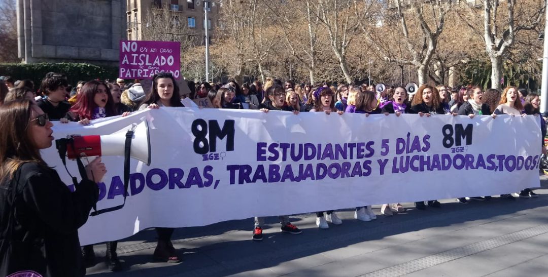 La cabecera de la manifestación estudiantil del 8M a punto de echar a andar. La cabecera de la manifestación estudiantil del 8M a punto de echar a andar.