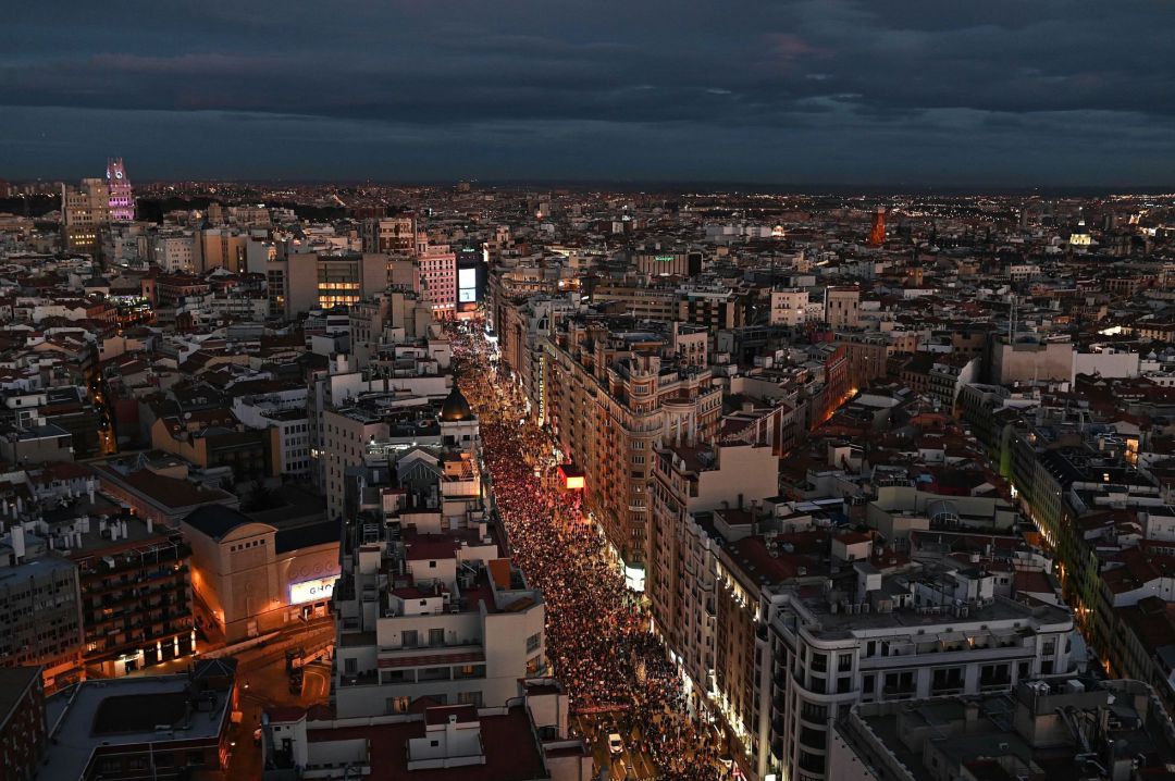 Vista aérea de la manifestación del 8M de Madrid a su paso por la Gran Vía, conmemorando el Día Internacional de la Mujer, que ha arrancado este domingo desde Atocha con miles de personas abrazando el lema de su cabecera: "Con derechos, sin barreras, feministas sin fronteras". Vista aérea de la manifestación del 8M de Madrid a su paso por la Gran Vía, conmemorando el Día Internacional de la Mujer, que ha arrancado este domingo desde Atocha con miles de personas abrazando el lema de su cabecera: "Con derechos, sin barreras, feministas sin fronteras".