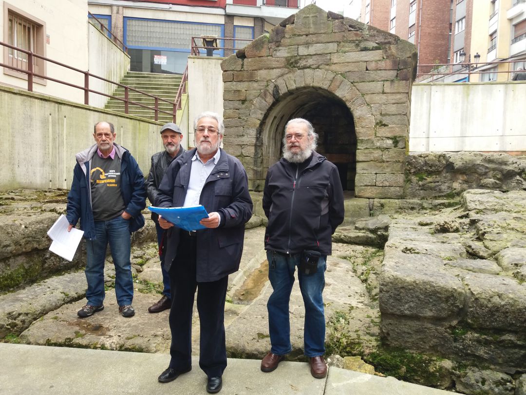 "La Fuente de Foncalada es lo único que nos queda a los asturianos del Prerrománico" "La Fuente de Foncalada es lo único que nos queda a los asturianos del Prerrománico"