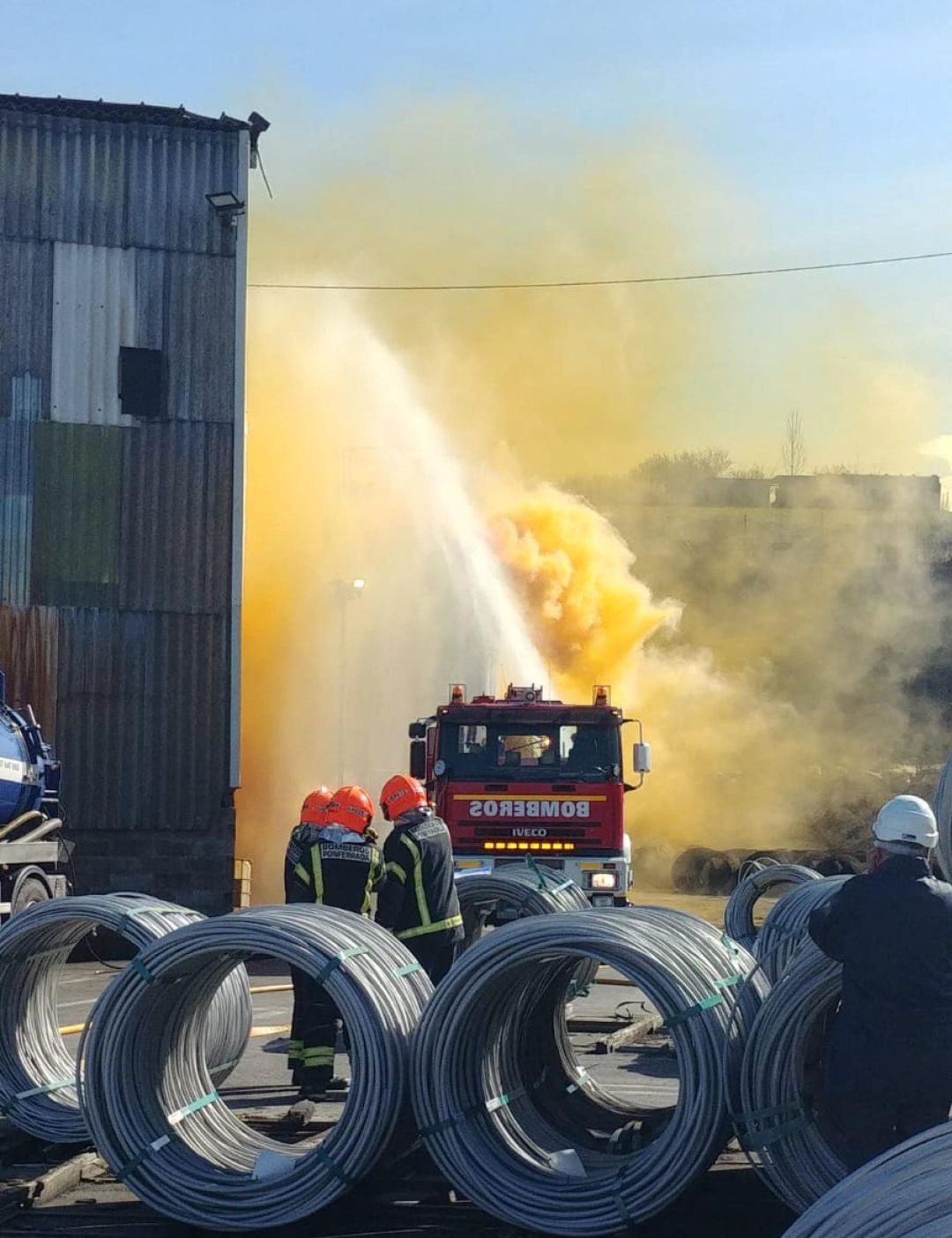 Los bomberos trabajan para refrigerar el tanque Los bomberos trabajan para refrigerar el tanque