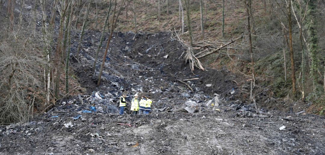 Los equipos de búsqueda de los dos trabajadores del vertedero colapsado en Zaldibar desaparecidos al ser sepultados por la avalancha de escombros han vaciado una de las cuatro zonas de rastreo, la más próxima a la autopista AP-8 y donde acabó el derrumbe, sin hallar sus cuerpos Los equipos de búsqueda de los dos trabajadores del vertedero colapsado en Zaldibar desaparecidos al ser sepultados por la avalancha de escombros han vaciado una de las cuatro zonas de rastreo, la más próxima a la autopista AP-8 y donde acabó el derrumbe, sin hallar sus cuerpos