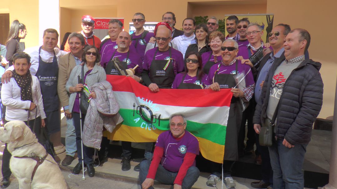 Foto de familia de los concursantes, miembros del jurado y organizadores del evento Foto de familia de los concursantes, miembros del jurado y organizadores del evento
