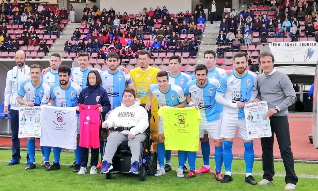 Los jugadores del Compos posan antes del partido con Lola Broullón y Samuel Mata Los jugadores del Compos posan antes del partido con Lola Broullón y Samuel Mata