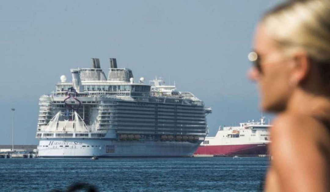 Un crucero en el puerto de Palma Un crucero en el puerto de Palma