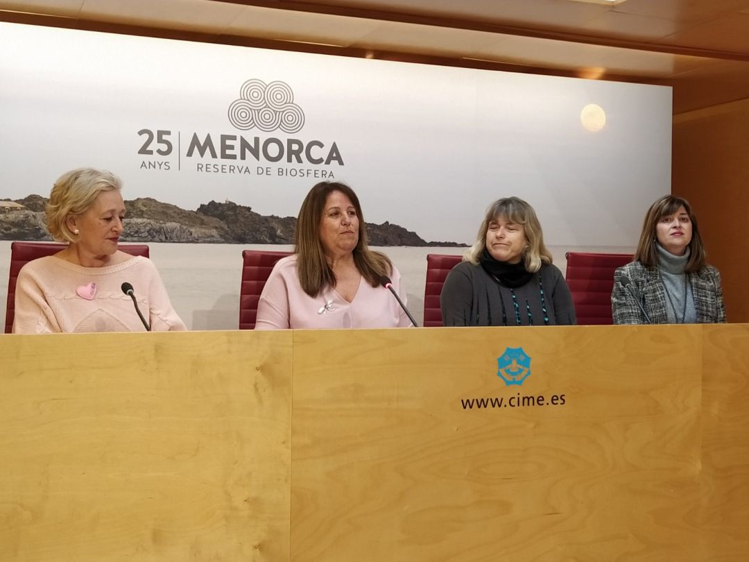 La consellera de Mobilitat ha presentat les noves bonificacions acompanyada de representants d'ALBA, ALCER i AECC. La consellera de Mobilitat ha presentat les noves bonificacions acompanyada de representants d'ALBA, ALCER i AECC.