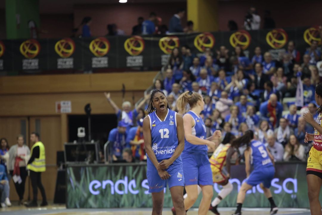 Tiffany Hayes, en una acción del partido ante Girona. Tiffany Hayes, en una acción del partido ante Girona.