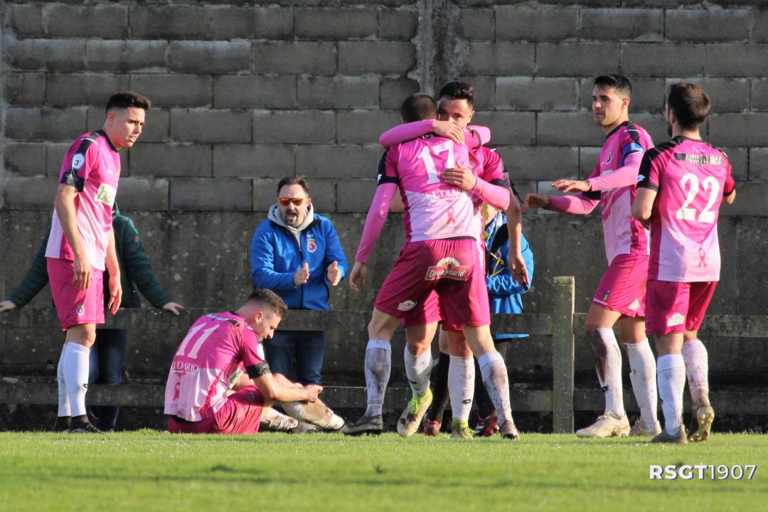 Jugadores gimnásticos celebran uno de los tantos en Baceñuela Jugadores gimnásticos celebran uno de los tantos en Baceñuela