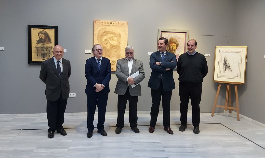 El hermano mayor de Los Estudiantes, Jesús Resa -segundo por la derecha-, durante la inauguración de la muestra de Carteles Universitarios en el Ateneo El hermano mayor de Los Estudiantes, Jesús Resa -segundo por la derecha-, durante la inauguración de la muestra de Carteles Universitarios en el Ateneo