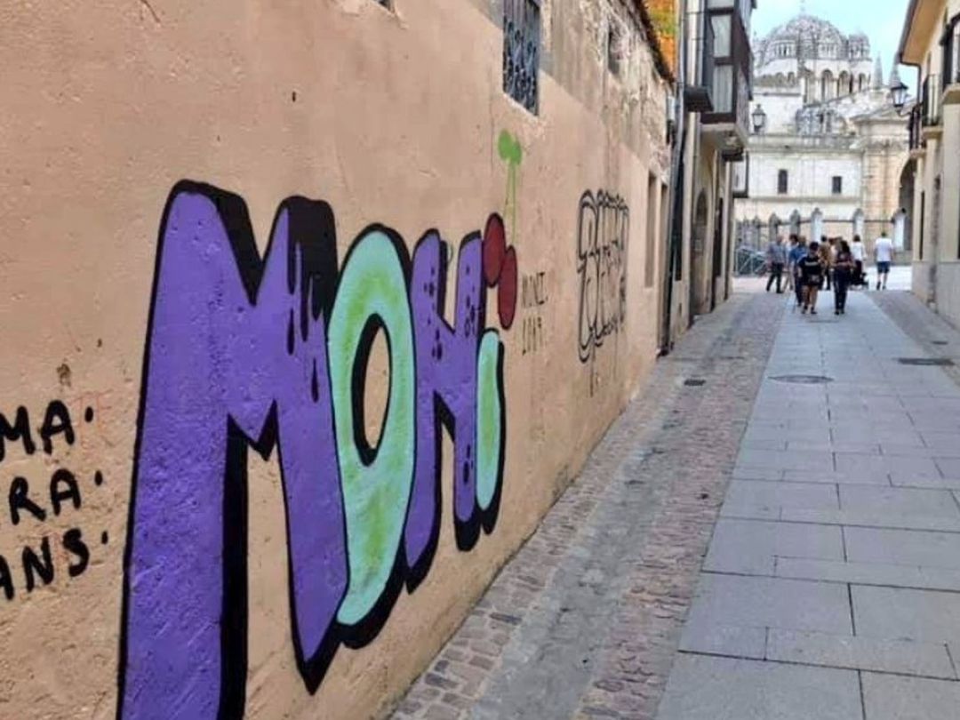Pintadas en un muro de la Rúa de los Notarios de la capital Pintadas en un muro de la Rúa de los Notarios de la capital