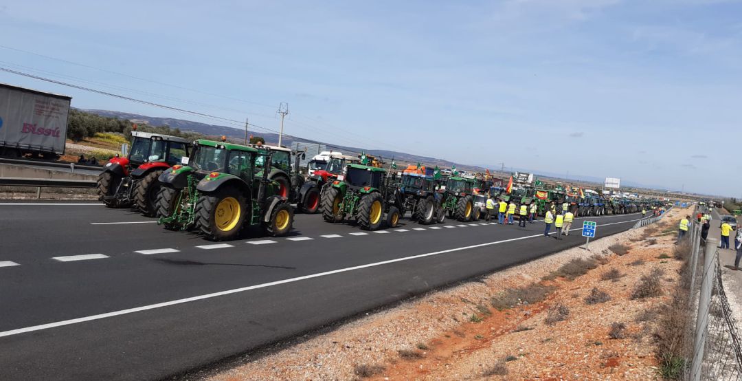 Corte de la Autovía A-4, a la altura de Valdepeñas, en donde se han congregado hasta 500 tractores, provocando un atasco kilométrico Corte de la Autovía A-4, a la altura de Valdepeñas, en donde se han congregado hasta 500 tractores, provocando un atasco kilométrico