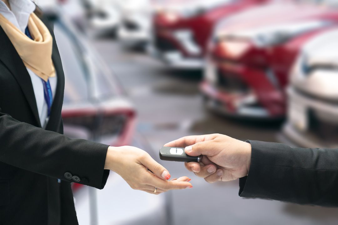 Entrega de llaves tras vender un coche. Entrega de llaves tras vender un coche.