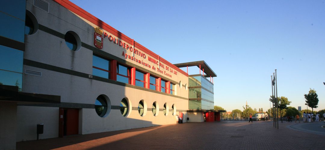 Fachada del Poliderportivo Municipal de La Luz de Tres Cantos Fachada del Poliderportivo Municipal de La Luz de Tres Cantos