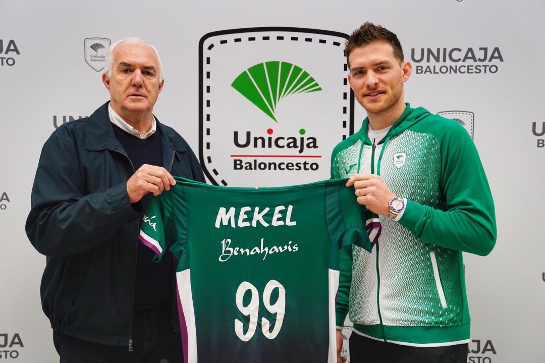 Gal Mekel, posando con la camiseta del Unicaja junto al director deportivo Manolo Rubia Gal Mekel, posando con la camiseta del Unicaja junto al director deportivo Manolo Rubia