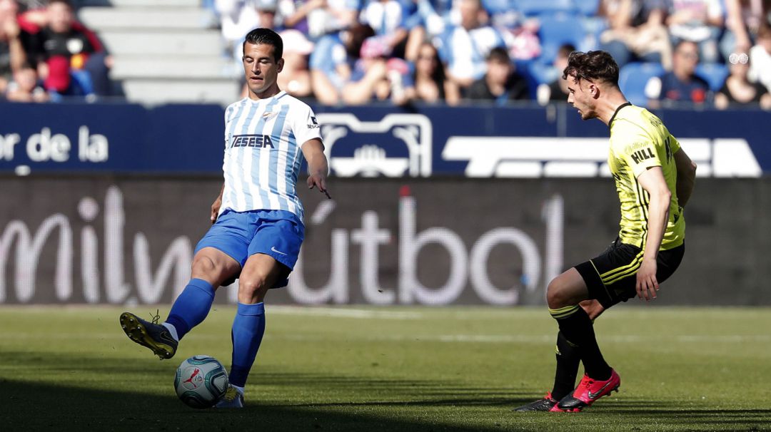 Luis Hernández da un pase ante el Zaragoza Luis Hernández da un pase ante el Zaragoza