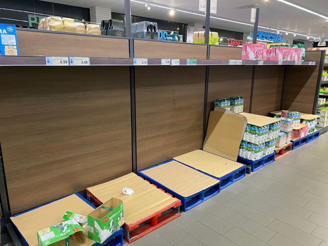 Histeria en los supermercados por el avance del coronavirus: "Leche solo queda desnatada, no hay pan..." Histeria en los supermercados por el avance del coronavirus: "Leche solo queda desnatada, no hay pan..."