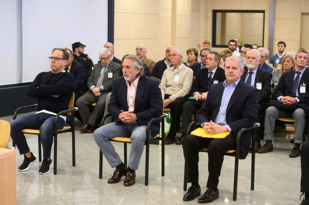Los acusados Álvaro Pérez 'El Bigotes' (i), Francisco Correa (c) y Pablo Crespo (d) al comienzo del juicio. Los acusados Álvaro Pérez 'El Bigotes' (i), Francisco Correa (c) y Pablo Crespo (d) al comienzo del juicio.