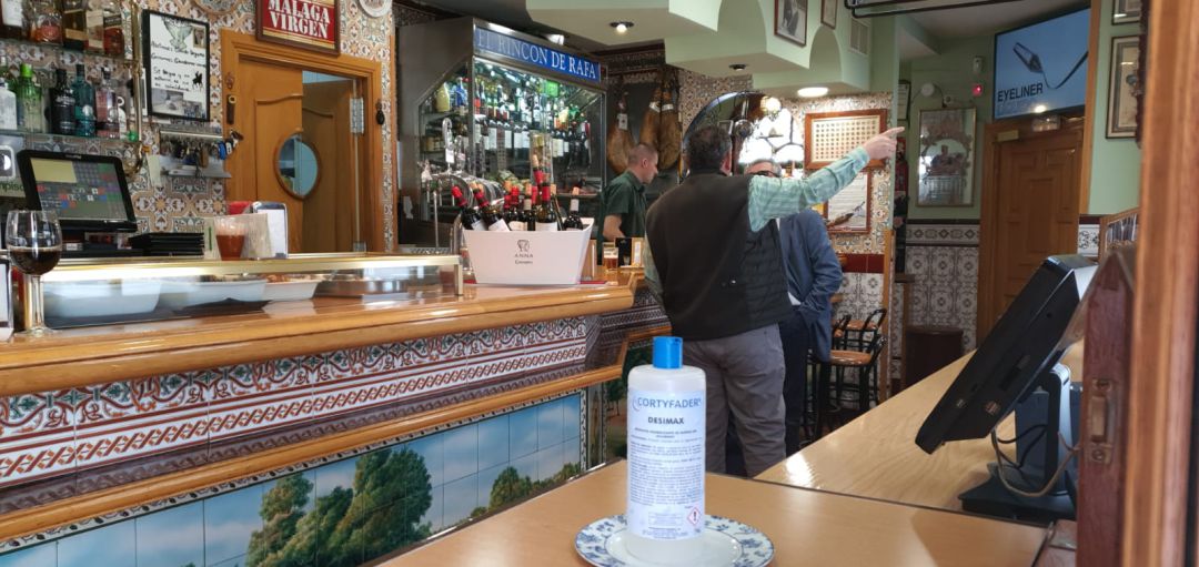 El restaurante Rincón de Rafa (Torrejón de Ardoz) ha puesto gel desinfectante a disposición de sus clientes. El restaurante Rincón de Rafa (Torrejón de Ardoz) ha puesto gel desinfectante a disposición de sus clientes.