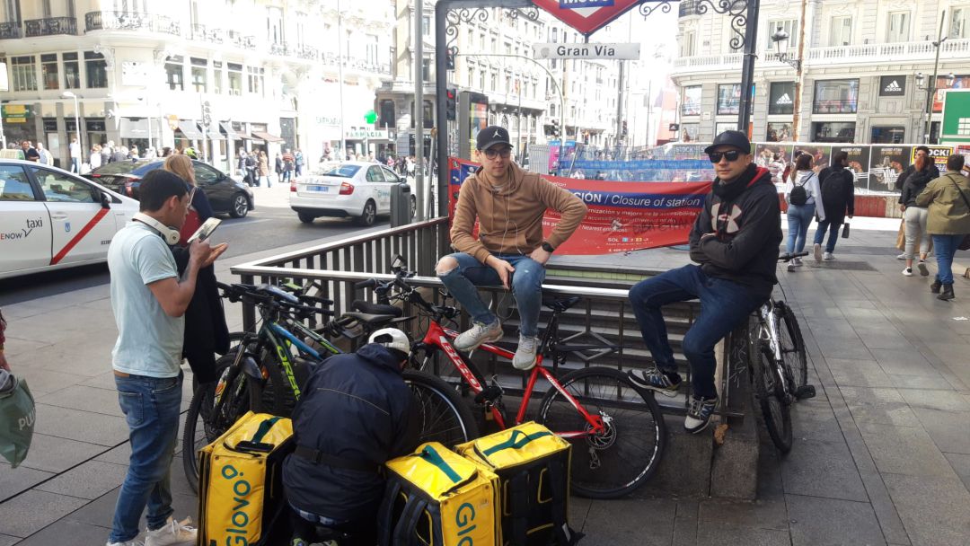 Gregory (i) y Deivis (d), esperando un nuevo pedido en la Gran Vía de Madrid. Gregory (i) y Deivis (d), esperando un nuevo pedido en la Gran Vía de Madrid.