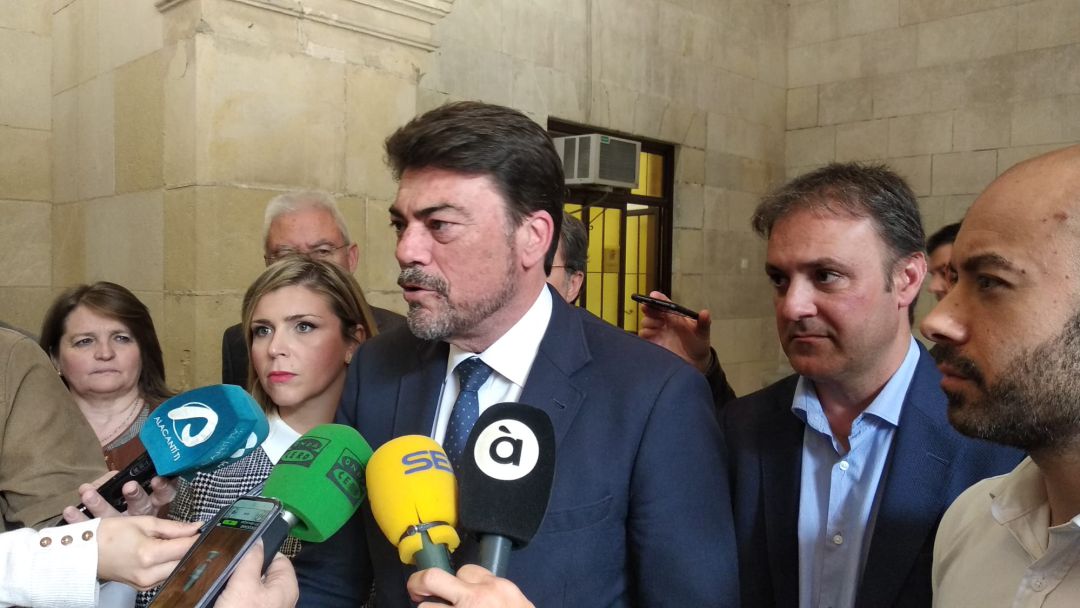 El alcalde envía un mensaje de tranquilidad por el coronavirus tras reunir a los portavoces municipales El alcalde envía un mensaje de tranquilidad por el coronavirus tras reunir a los portavoces municipales