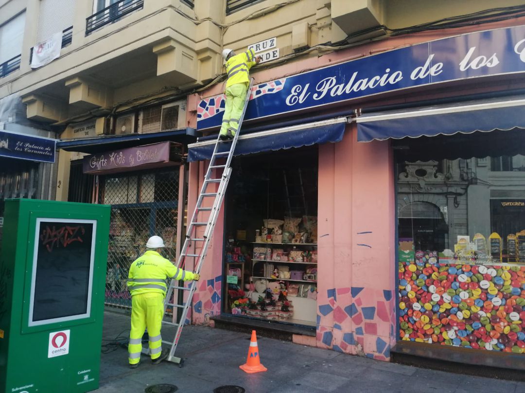 Operarios colocan el nuevo rótulo en la calle Cruz Conde Operarios colocan el nuevo rótulo en la calle Cruz Conde