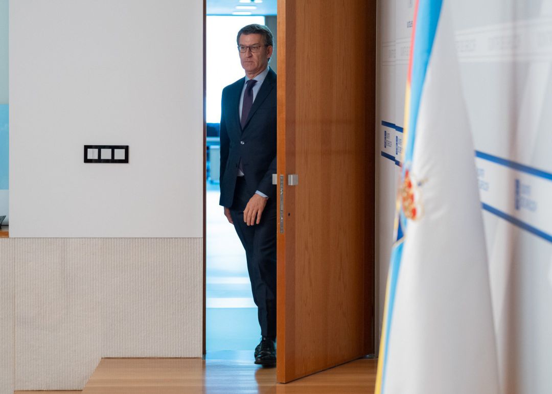 Feijóo entra en la sala de prensa de San Caetano
Feijóo entra en la sala de prensa de San Caetano