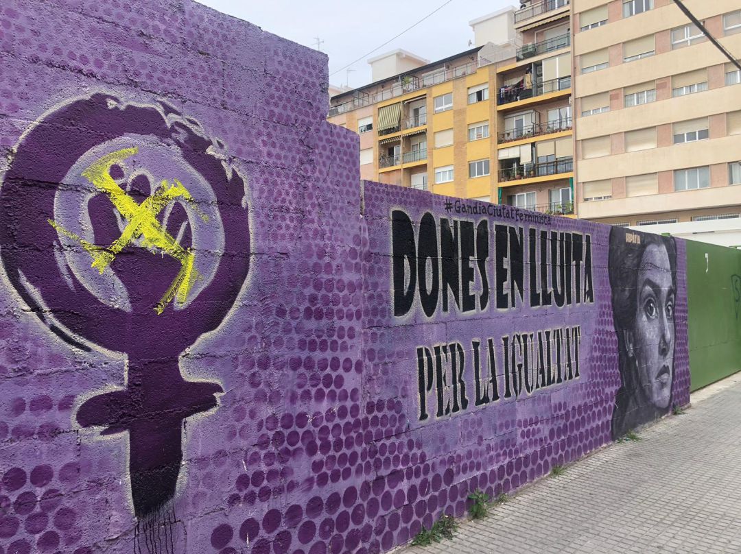 Pintada en el mural "Dones en lluita per la igualtat" de Gandia Pintada en el mural "Dones en lluita per la igualtat" de Gandia