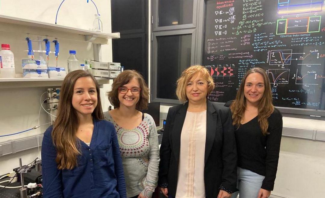 María Soler, la primera por la derecha, junto a su equipo de investigación María Soler, la primera por la derecha, junto a su equipo de investigación