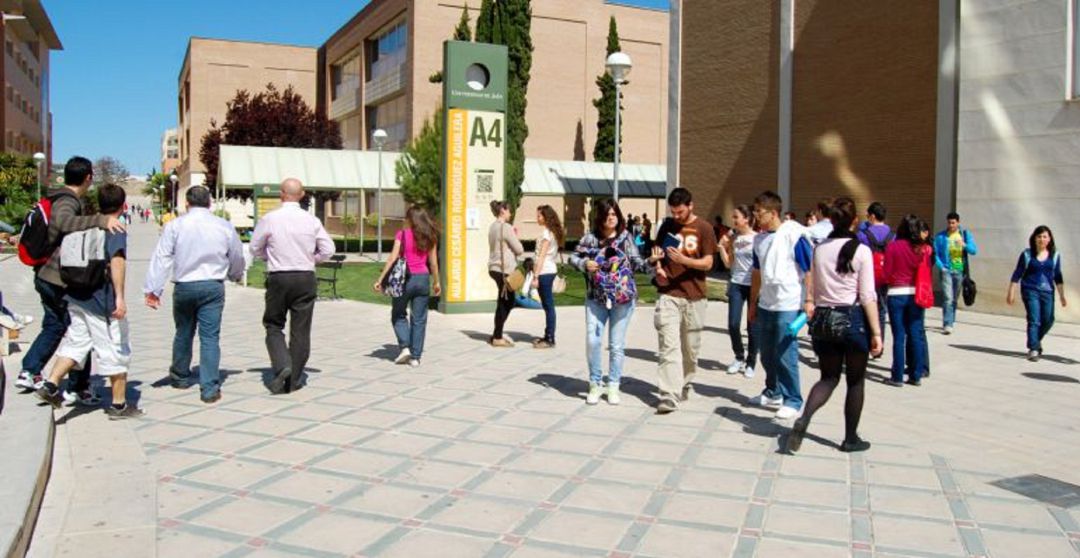 Alumnado de la Universidad de Jaén en el campus de Las Lagunillas. Alumnado de la Universidad de Jaén en el campus de Las Lagunillas.