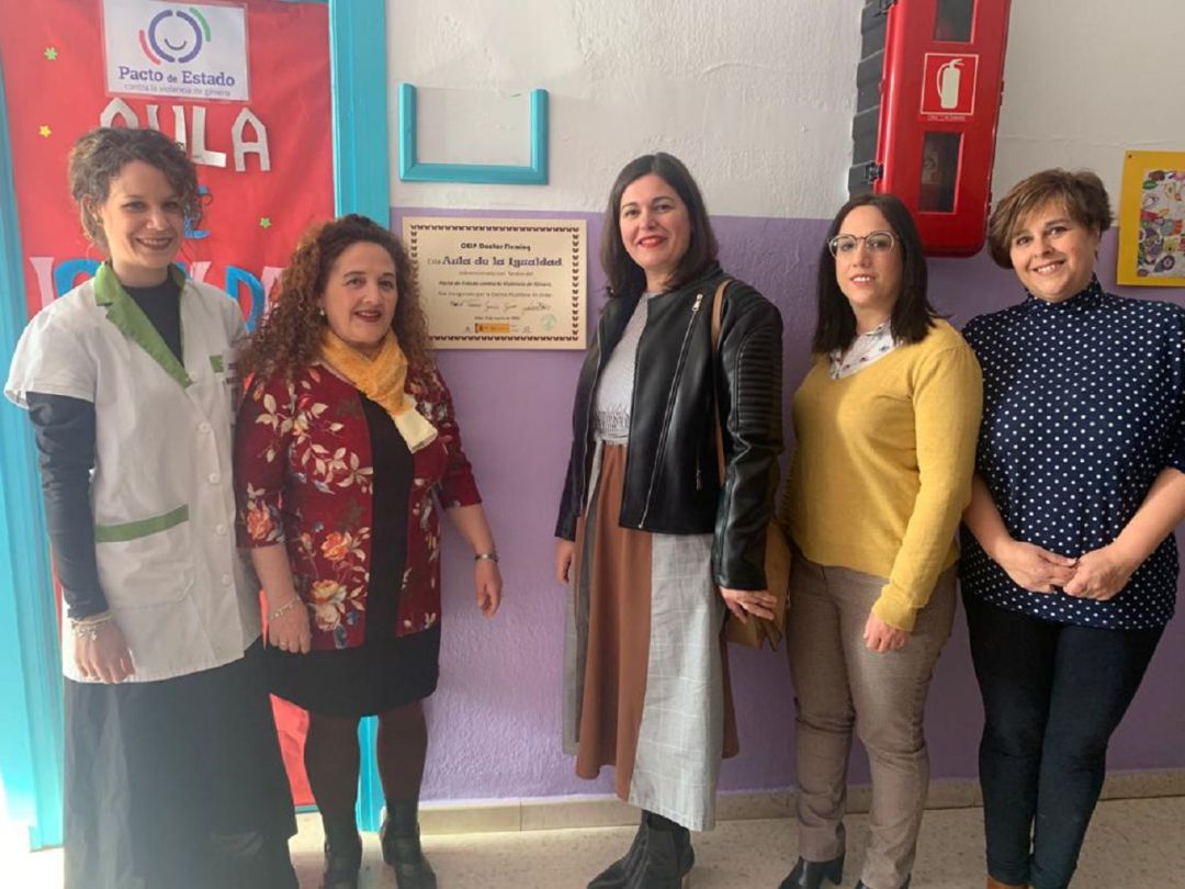 Momento de la inauguración del Aula de Igualdad, con alcaldesa, concejala, jefa de estudios y profesoras del Dr. Fleming Momento de la inauguración del Aula de Igualdad, con alcaldesa, concejala, jefa de estudios y profesoras del Dr. Fleming