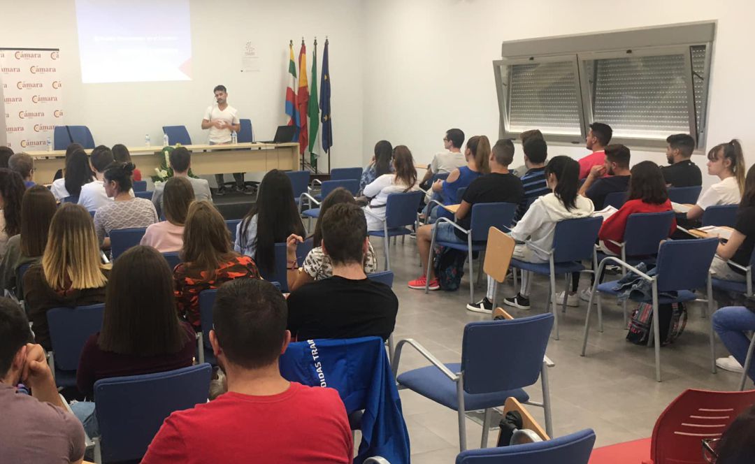 Participantes en una acción formativa anterior de la cámara linarense. Participantes en una acción formativa anterior de la cámara linarense.