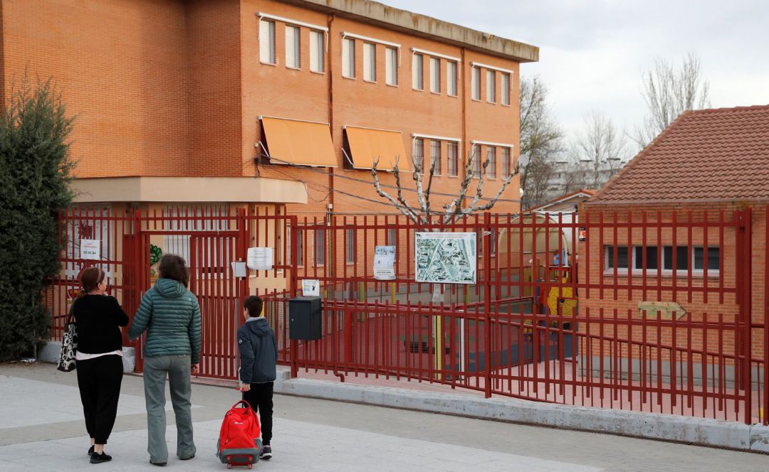 Una madre acompaña a unos hijos al colegio, este martes en Madrid. Una madre acompaña a unos hijos al colegio, este martes en Madrid.