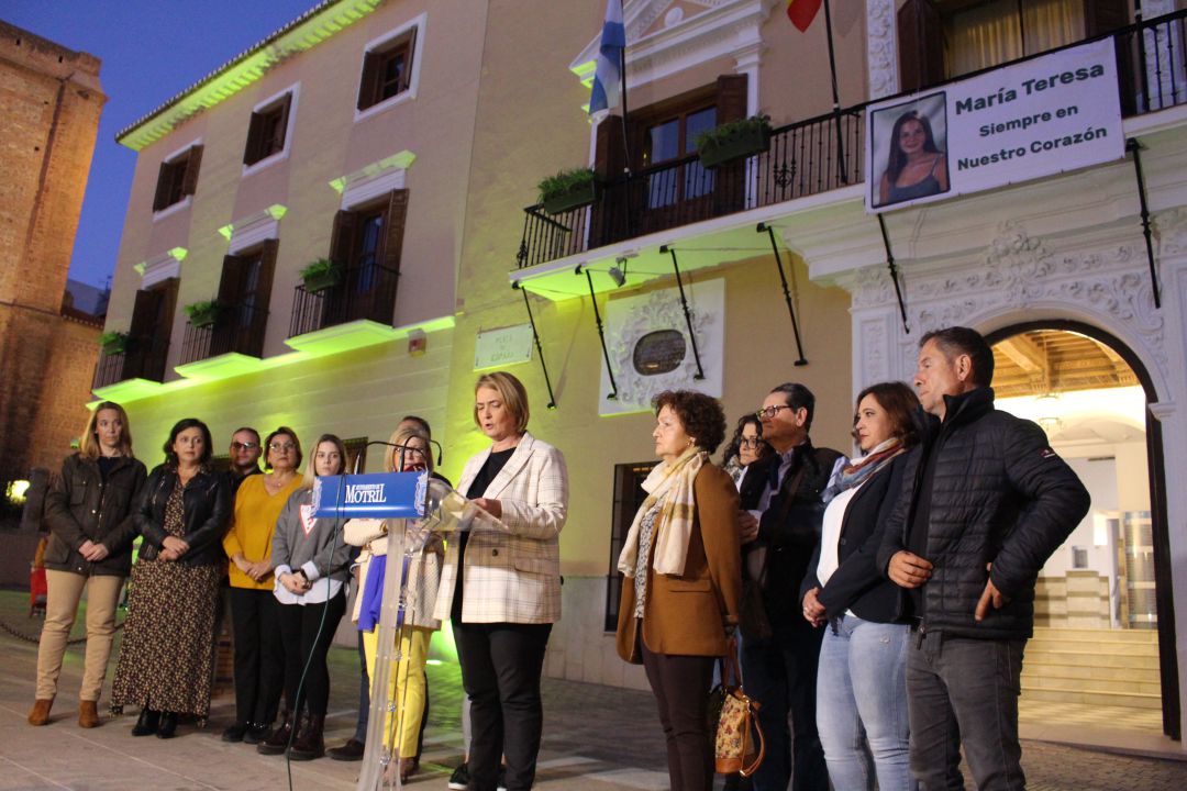 La alcaldesa de Motril, Luisa García Chamorro, lee manifiesto con motivo del día de los desaparecidos, recordando a la joven motrileña, Maria Teresa Fernández La alcaldesa de Motril, Luisa García Chamorro, lee manifiesto con motivo del día de los desaparecidos, recordando a la joven motrileña, Maria Teresa Fernández