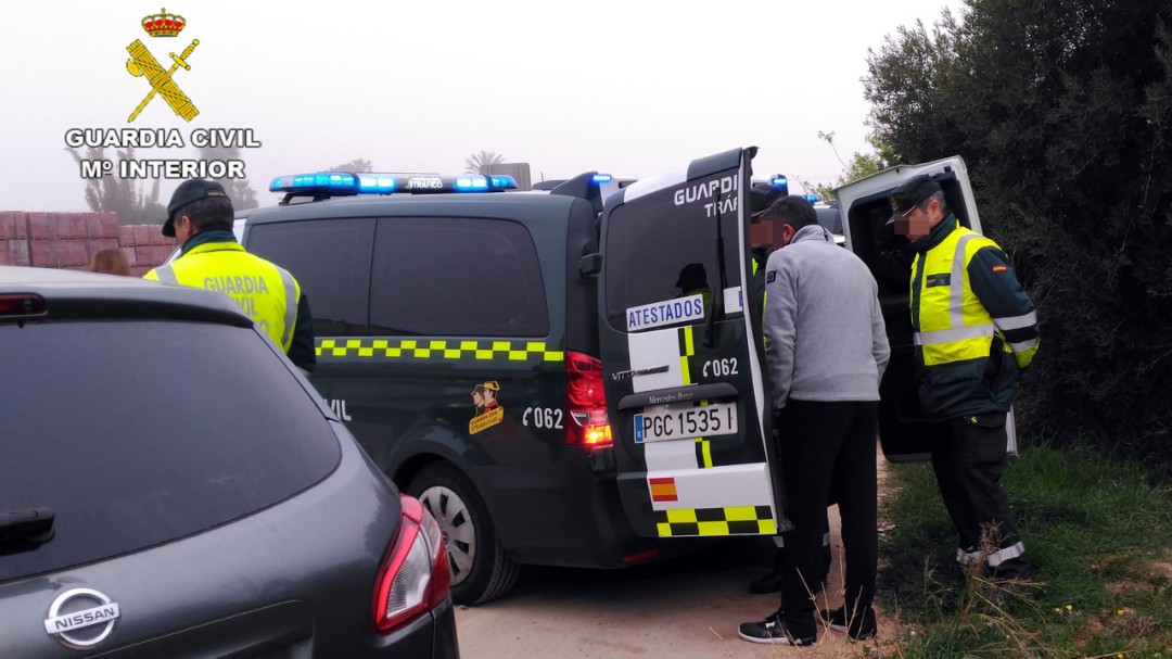 Interceptado mientras conducía borracho, sin permiso y sin cinturón de seguridad
