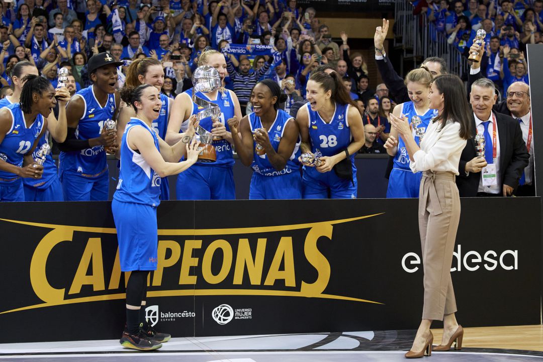Las jugadoras del Perfumerías Avenida, tras recibir la Copa de manos de la Reina Letizia Las jugadoras del Perfumerías Avenida, tras recibir la Copa de manos de la Reina Letizia