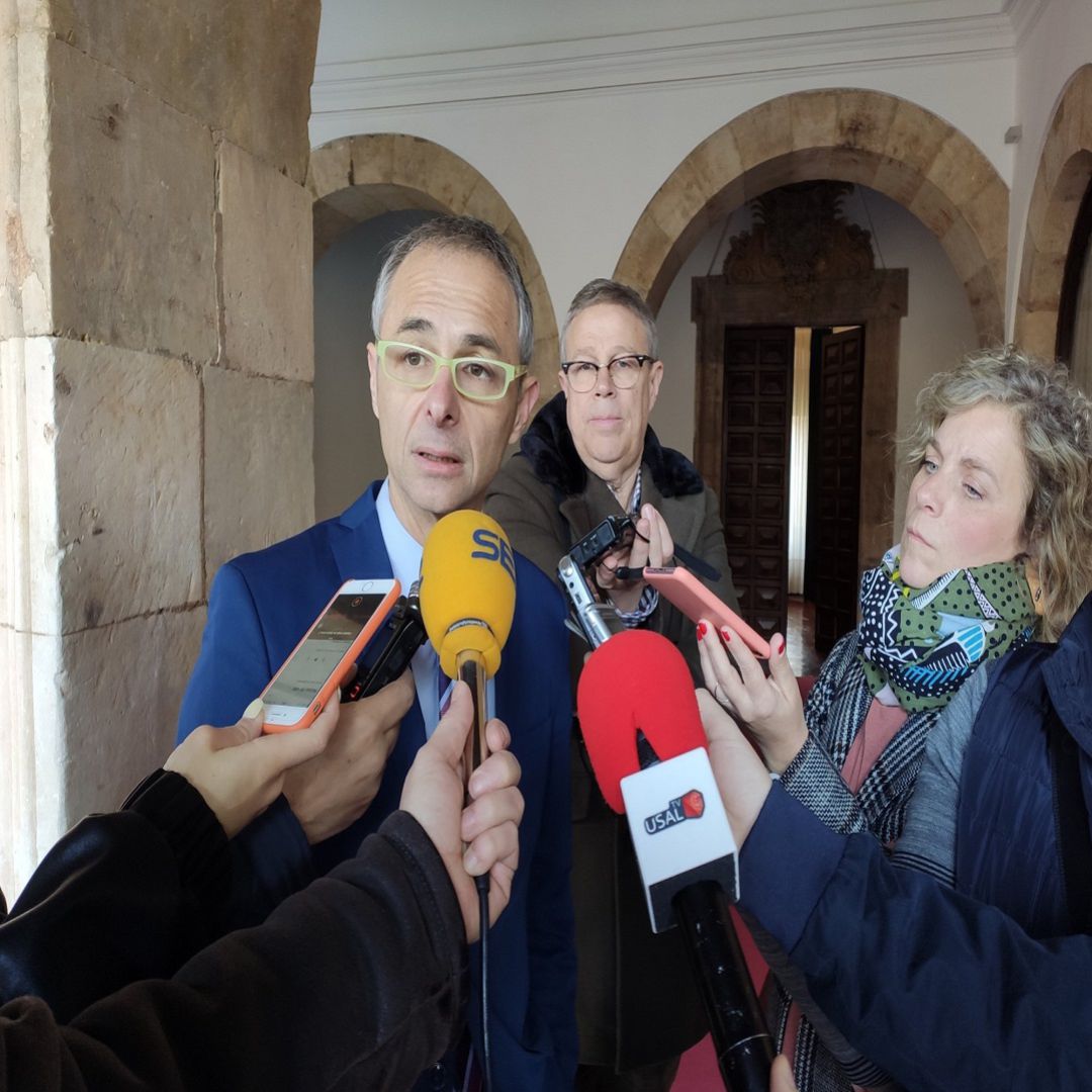 El rector de la USAL, Ricardo Rivero atendiendo a los periodistas salmantinos El rector de la USAL, Ricardo Rivero atendiendo a los periodistas salmantinos