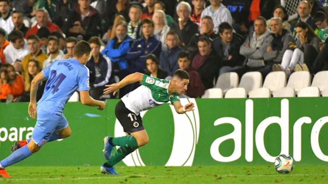Enzo Lombardo ante Gumbau durante el partido de ida contra el Girona Enzo Lombardo ante Gumbau durante el partido de ida contra el Girona