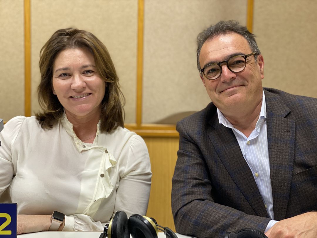 Mariló Ortiz, socia fundadora de Noon y Antonio Pérez, CEO de la firma, en los estudios de Radio Sevilla Mariló Ortiz, socia fundadora de Noon y Antonio Pérez, CEO de la firma, en los estudios de Radio Sevilla