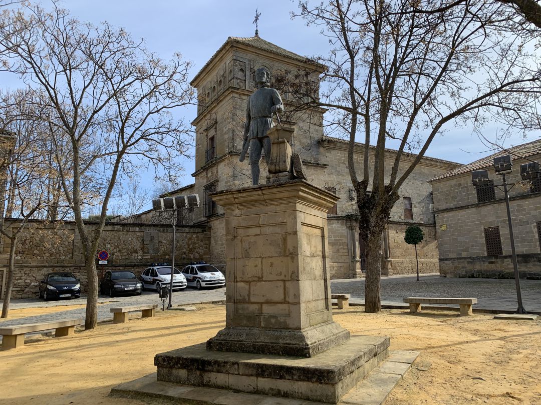 Estatua de Andrés de Vandelvira en la Plaza Vázquez de Molina, de Úbeda Estatua de Andrés de Vandelvira en la Plaza Vázquez de Molina, de Úbeda