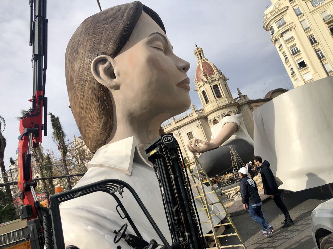 Falla Municipal de València en pleno proceso de plantà Falla Municipal de València en pleno proceso de plantà
