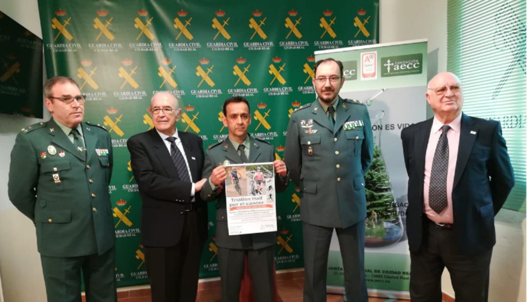 Emeterio Flox Hernández, con el cartel, junto al Tte Coronel, Juan Antonio Valle Gómez y al presidente de la Asociación Contra el Cáncer, Félix Peinado entre otros miembros. Emeterio Flox Hernández, con el cartel, junto al Tte Coronel, Juan Antonio Valle Gómez y al presidente de la Asociación Contra el Cáncer, Félix Peinado entre otros miembros.