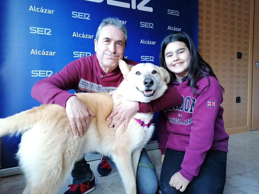 Javier Sánchez y Blanca Lorente, voluntarios de Animalcázar, junto a Damian Javier Sánchez y Blanca Lorente, voluntarios de Animalcázar, junto a Damian