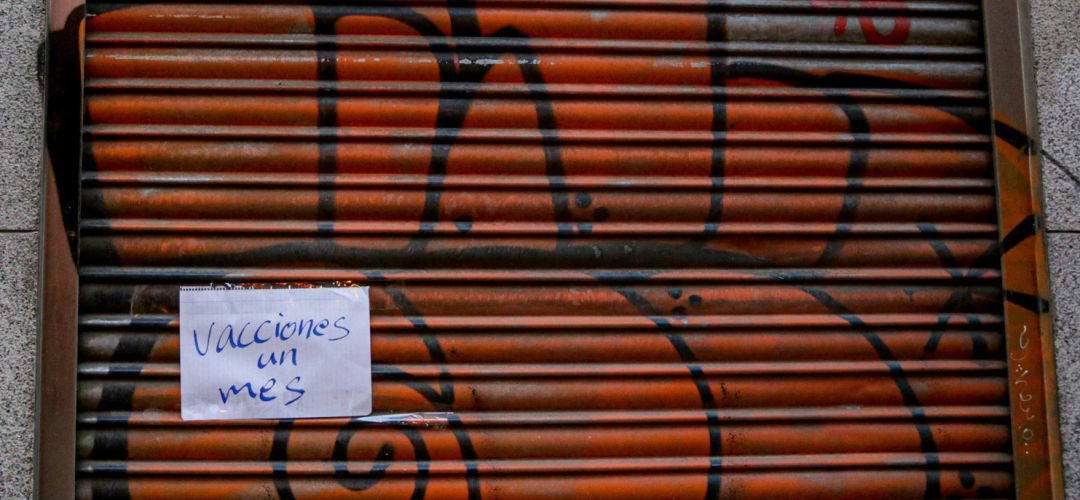 Exterior de un negocio de alimentación cerrado estos días "por vacaciones". Exterior de un negocio de alimentación cerrado estos días "por vacaciones".