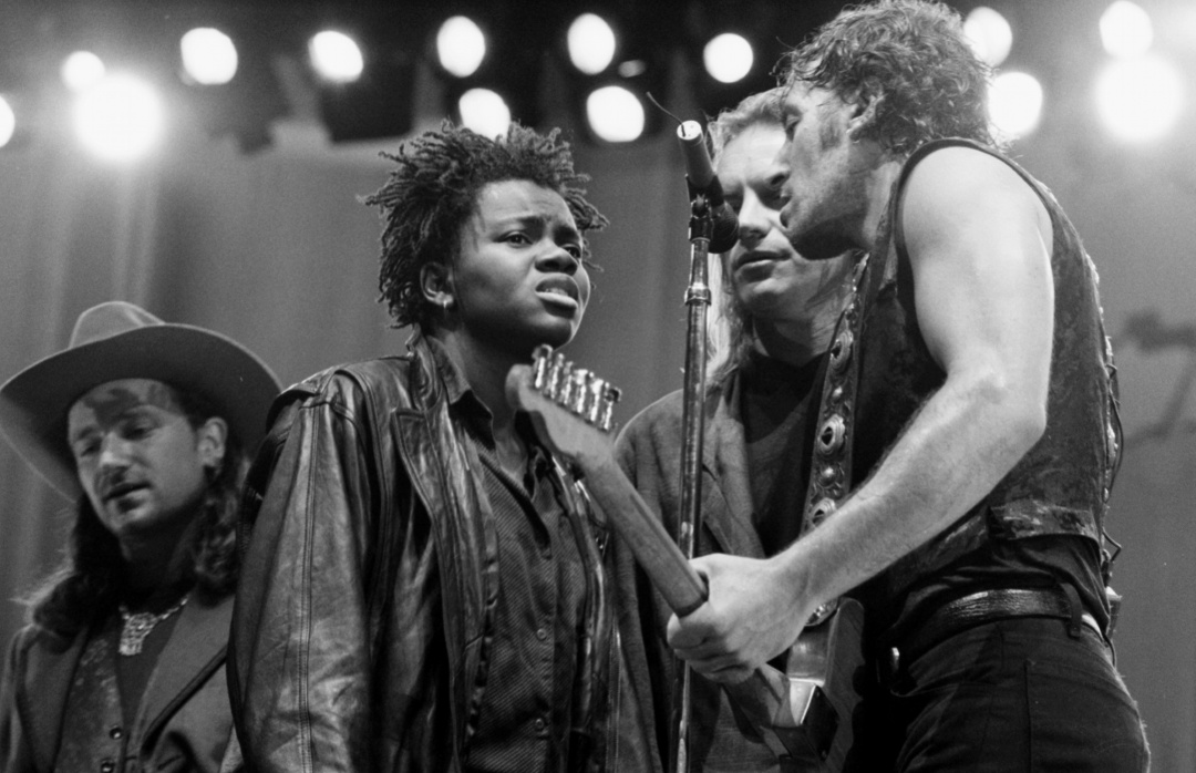Tracy Chapman junto a Bruce Springsteen, Sting y Bono durante la gira de Amnistía Internacional de 1988 Tracy Chapman junto a Bruce Springsteen, Sting y Bono durante la gira de Amnistía Internacional de 1988