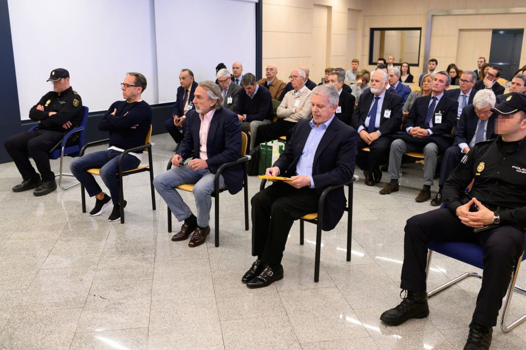Los acusados Álvaro Pérez "El Bigotes" (i), Francisco Correa (c) y Pablo Crespo (d) al comienzo del juicio por la supuesta contratación irregular de una empresa de Gürtel para actos celebrados por la visita del papa Benedicto XVI a Valencia en 2006. Los acusados Álvaro Pérez "El Bigotes" (i), Francisco Correa (c) y Pablo Crespo (d) al comienzo del juicio por la supuesta contratación irregular de una empresa de Gürtel para actos celebrados por la visita del papa Benedicto XVI a Valencia en 2006.
