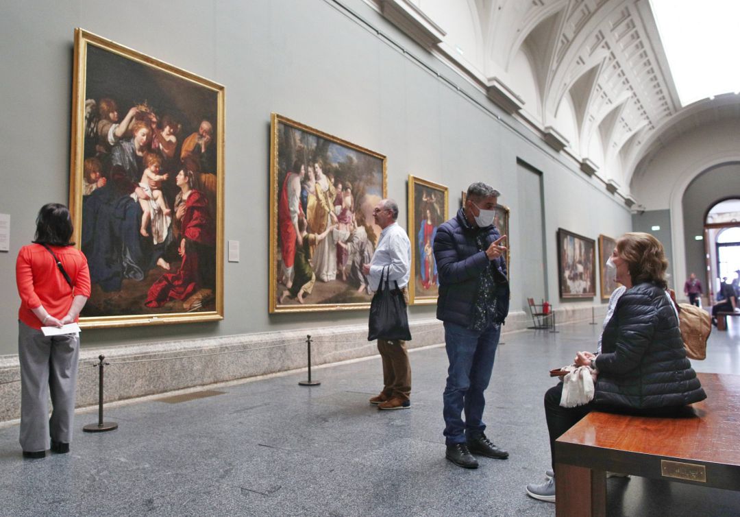 Dos personas con mascarillas en la Galería Central del Prado el mismo día en el que el Museo toma medidas frente al coronavirus, pero no cierra. Entre ellas el control del aforo en horario de gratuidad (500 personas como máximo), el establecimiento de un número máximo de visitas en las salas de las Meninas, el Bosco y las Pinturas Negras de Goya y la suspensión de las actividades en el auditorio, en Madrid (España) a 11 de marzo de 2020.
Dos personas con mascarillas en la Galería Central del Prado el mismo día en el que el Museo toma medidas frente al coronavirus, pero no cierra. Entre ellas el control del aforo en horario de gratuidad (500 personas como máximo), el establecimiento de un número máximo de visitas en las salas de las Meninas, el Bosco y las Pinturas Negras de Goya y la suspensión de las actividades en el auditorio, en Madrid (España) a 11 de marzo de 2020.