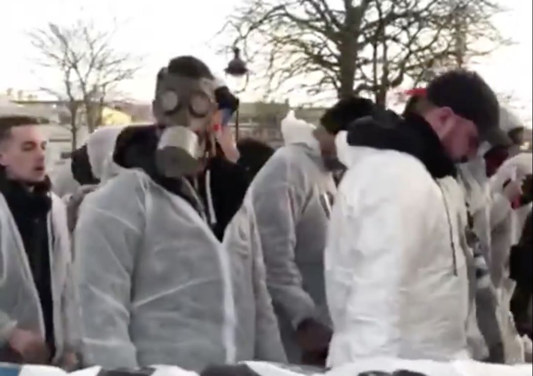 Aficionados del PSG, mofándose del 'Coronavirus' en la previa del partido frente al Borussia Dortmund Aficionados del PSG, mofándose del 'Coronavirus' en la previa del partido frente al Borussia Dortmund