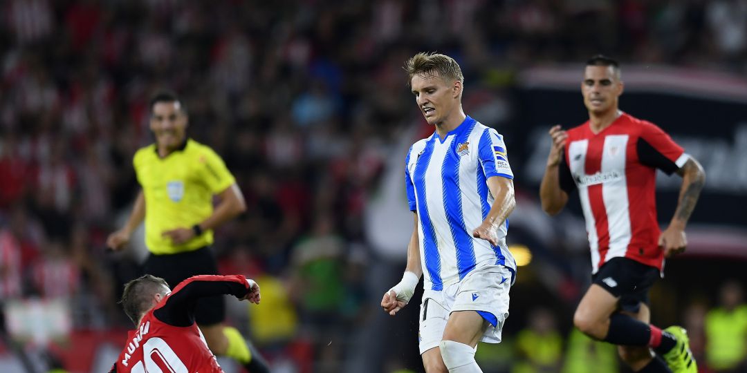 Odegaard trata de llevarse la pelota ante Muniain y Dani García Odegaard trata de llevarse la pelota ante Muniain y Dani García